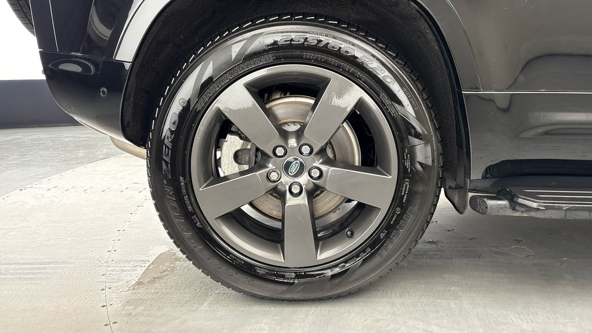 Land Rover Defender 110 Image 10