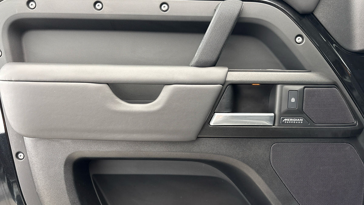 Land Rover Defender 110 Image 19