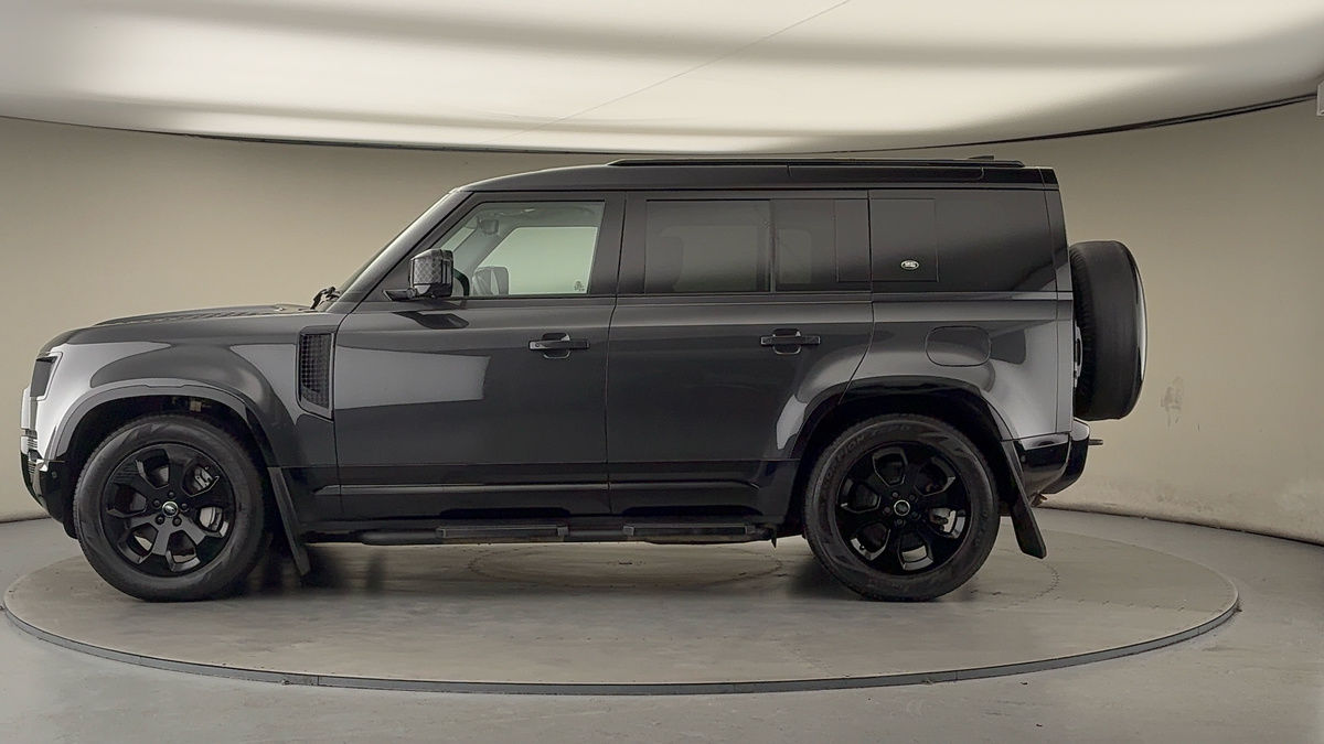 Land Rover Defender 110 Image 15