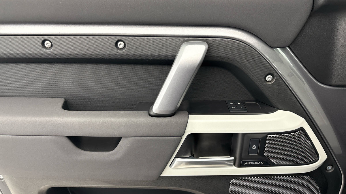 Land Rover Defender 110 Image 19