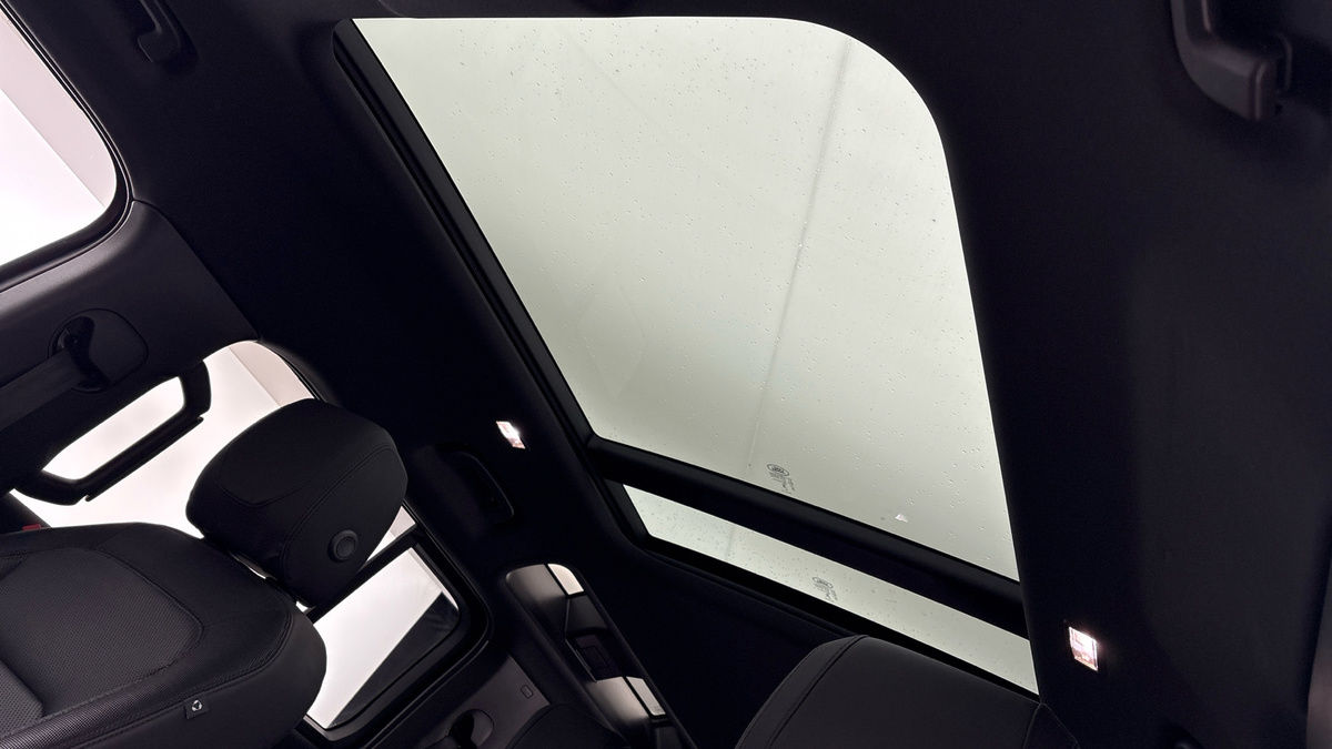 Land Rover Defender 110 Image 6