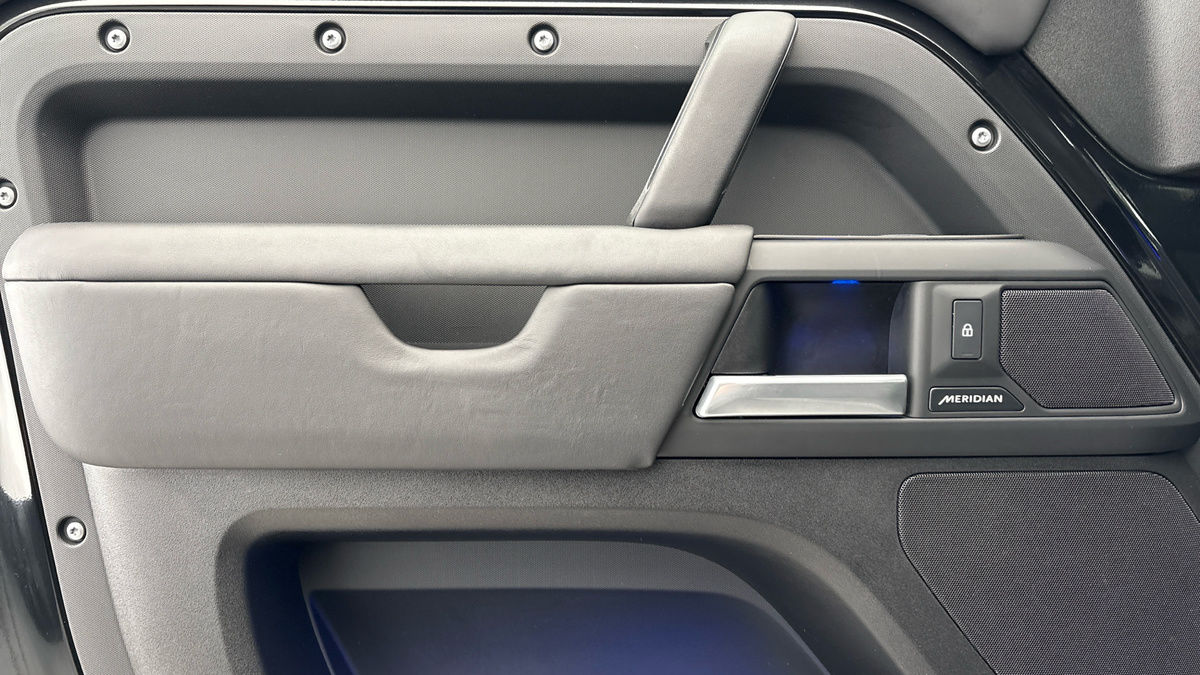 Land Rover Defender 110 Image 19