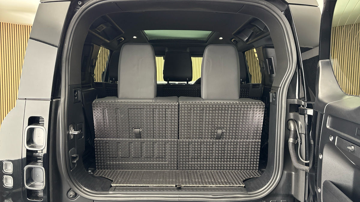 Land Rover Defender 110 Image 11