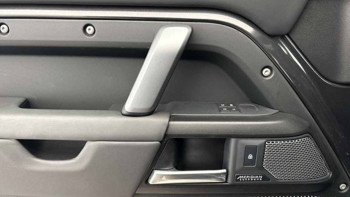 Land Rover Defender 110 Image 38