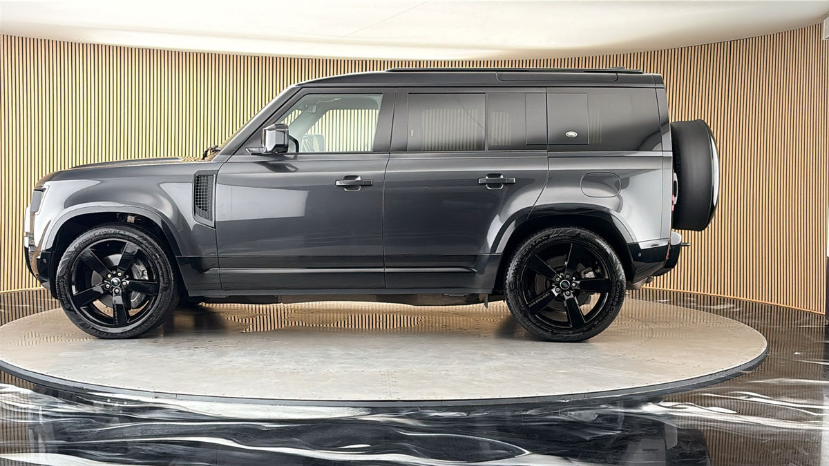 Land Rover Defender 110 Image 15