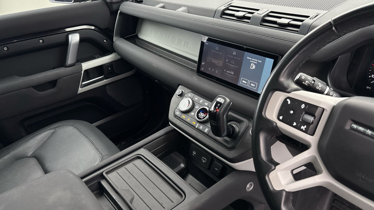Land Rover Defender 110 Image 18