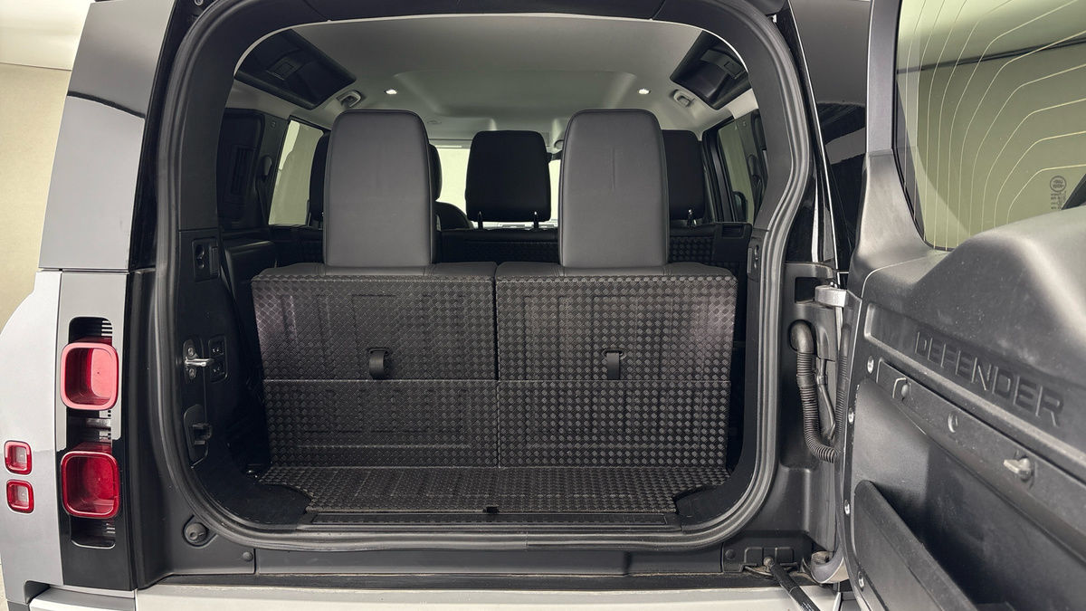 Land Rover Defender 110 Image 11