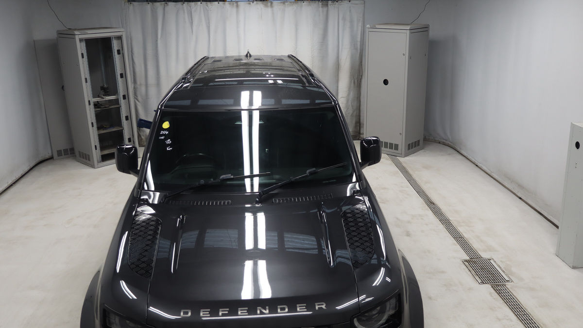 Land Rover Defender 110 Image 7