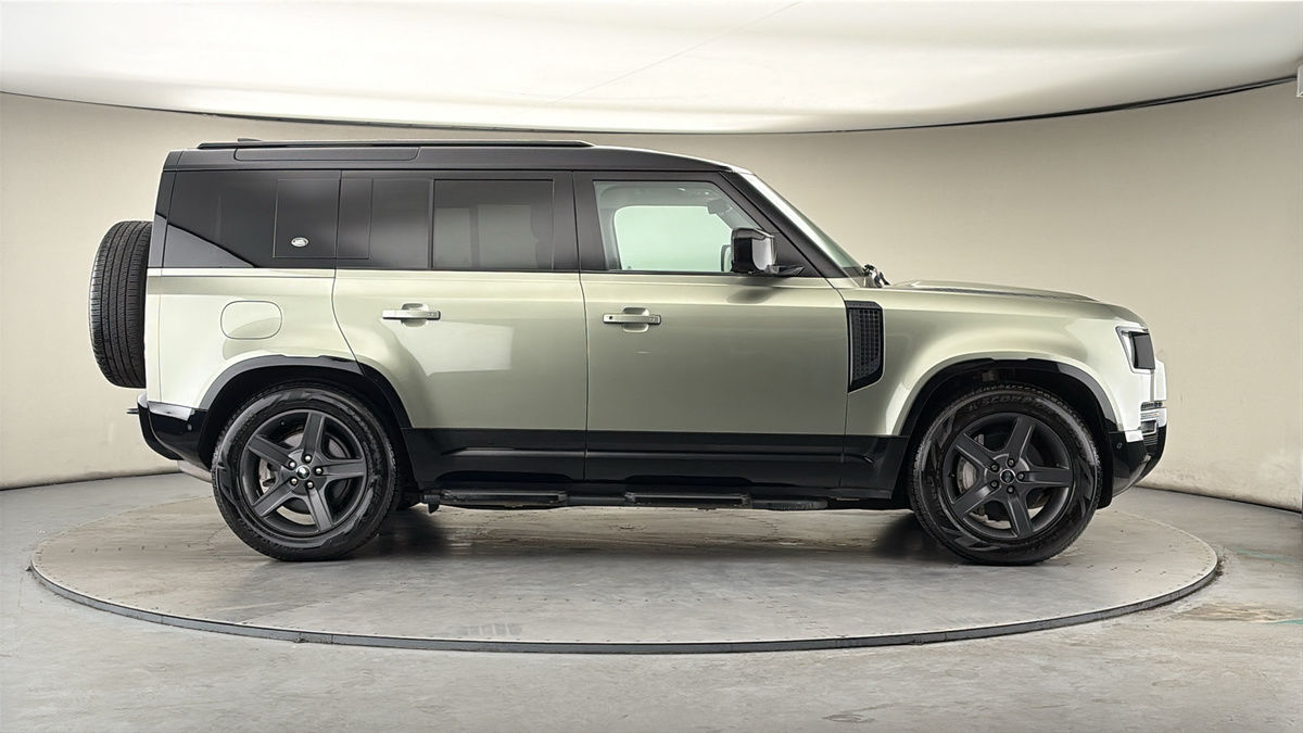 Land Rover Defender 110 Image 16
