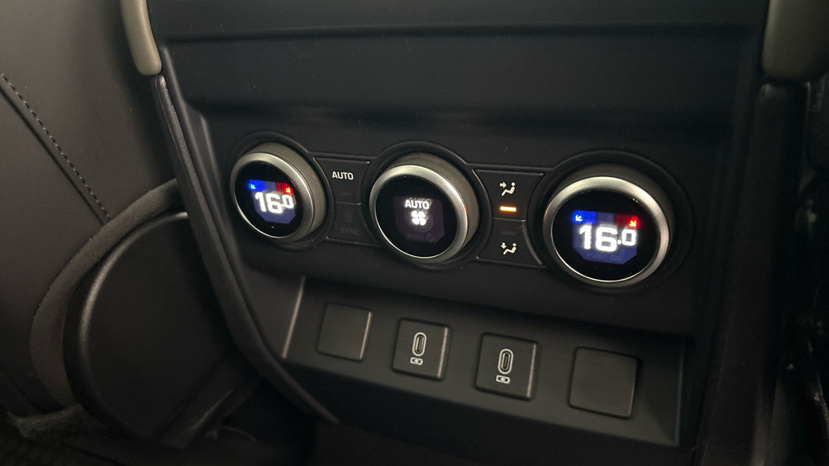 Land Rover Defender 110 Image 32