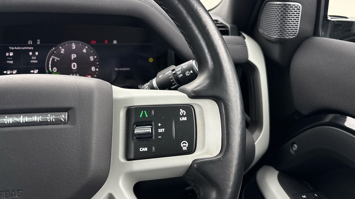 Land Rover Defender 110 Image 14