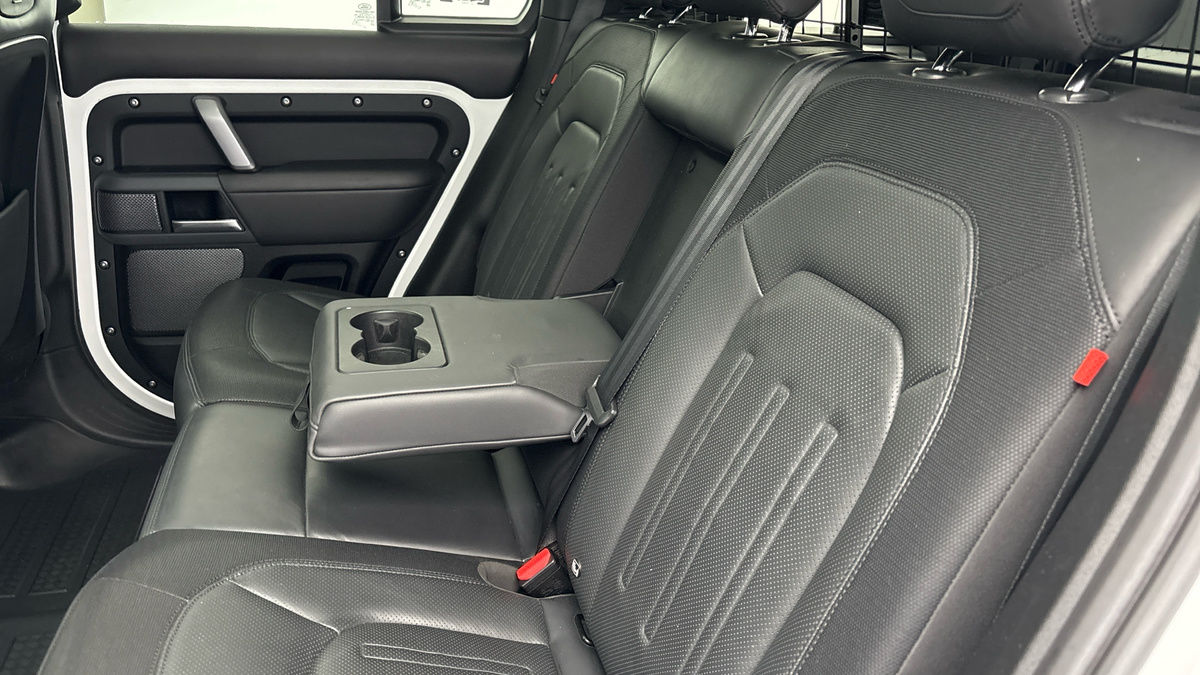Land Rover Defender 110 Image 9