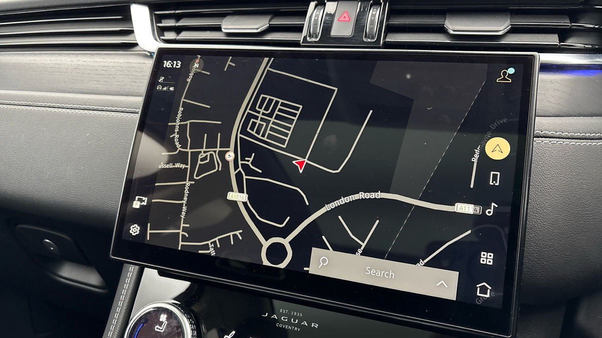 Jaguar F-PACE Image 17