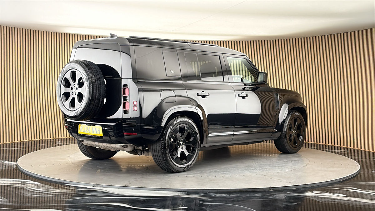 Land Rover Defender 110 Image 21