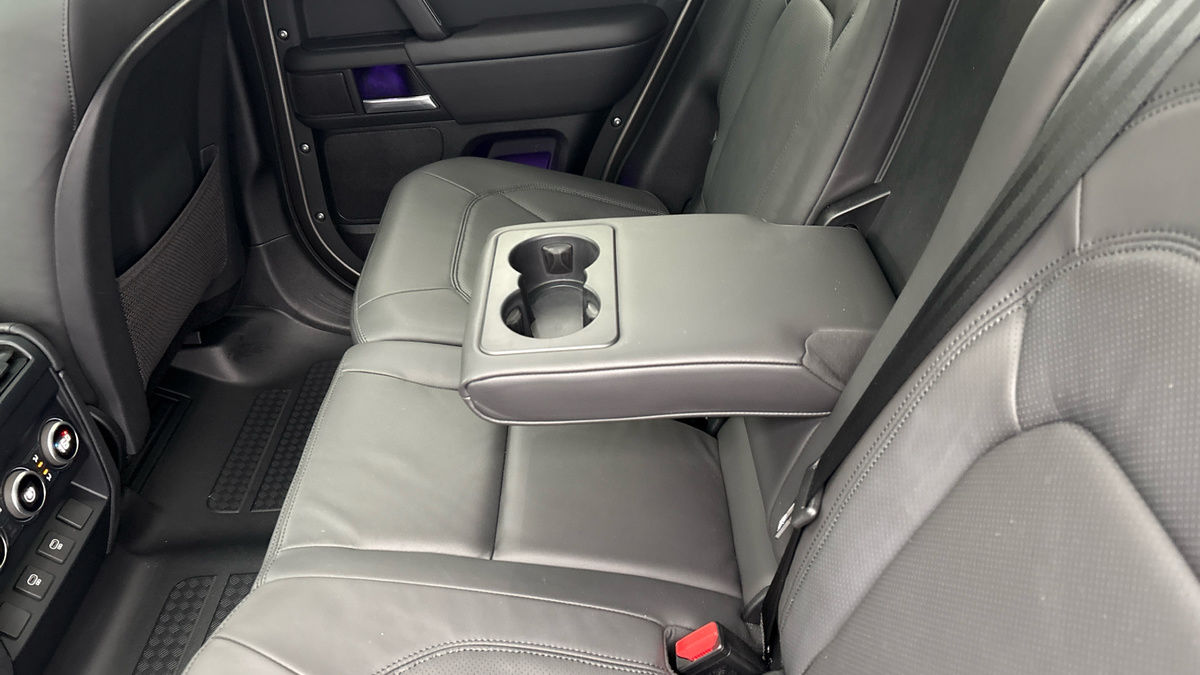 Land Rover Defender 110 Image 9