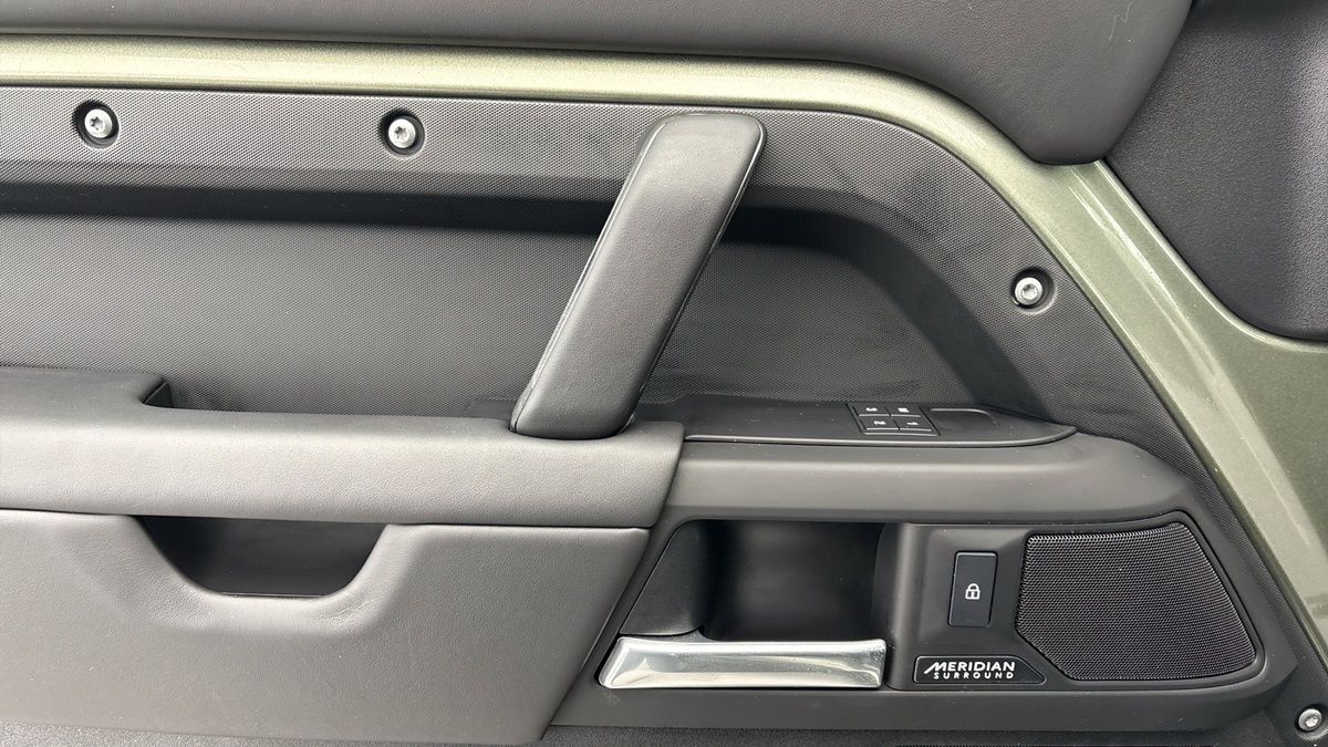 Land Rover Defender 110 Urban Image 19