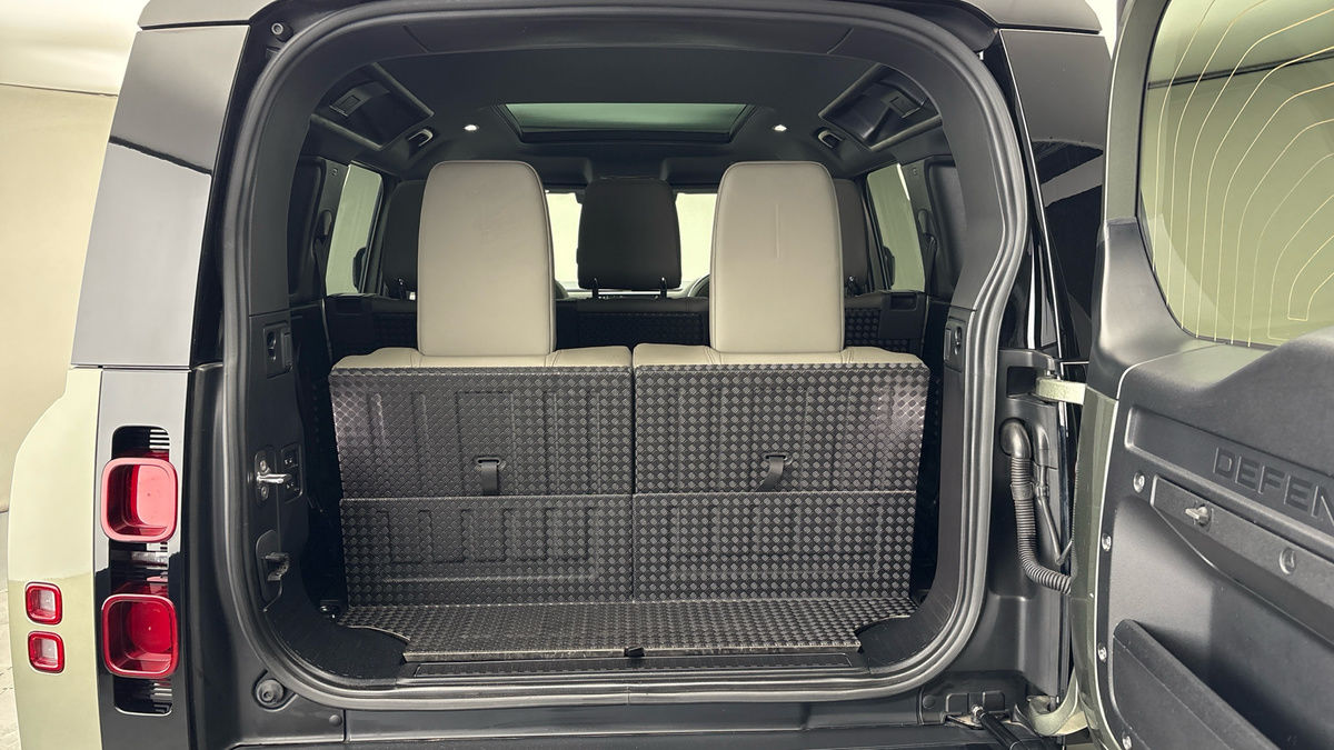 Land Rover Defender 110 Image 11