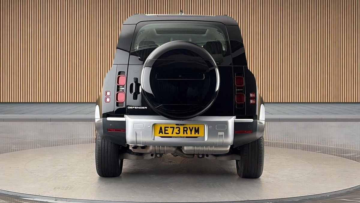 Land Rover Defender 110 Image 4