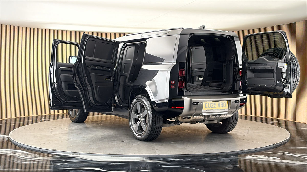 Land Rover Defender 110 Image 23
