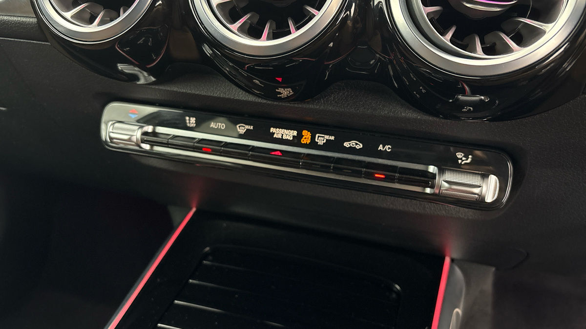 Mercedes-Benz GLB Image 25