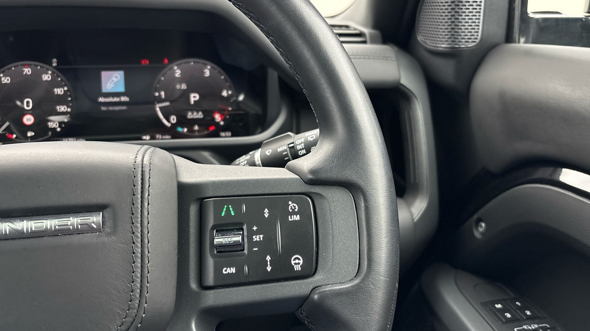 Land Rover Defender 110 Image 14