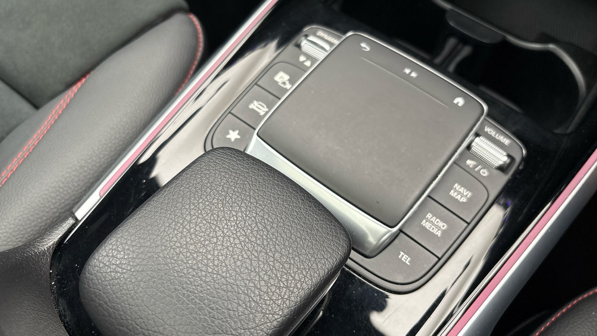 Mercedes-Benz GLB Image 25
