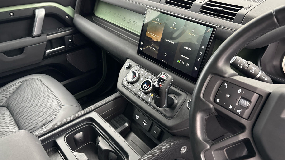 Land Rover Defender 110 Image 18