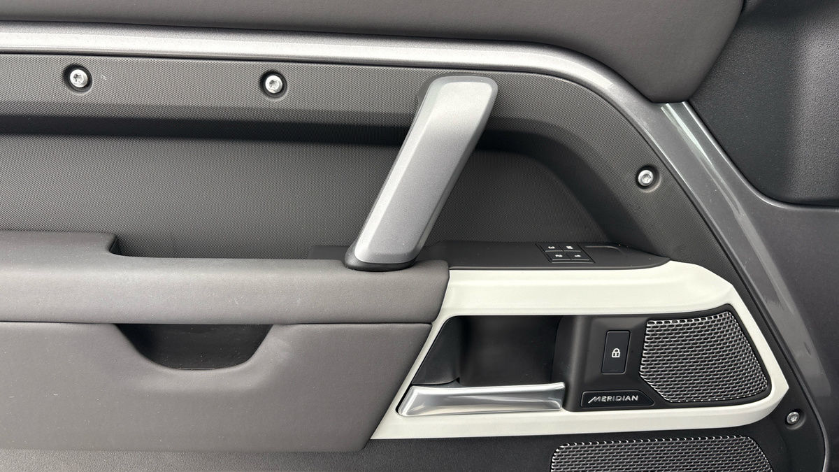 Land Rover Defender 110 Urban Image 19