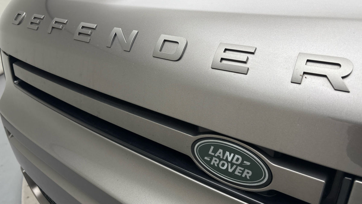 Land Rover Defender 110 Image 24