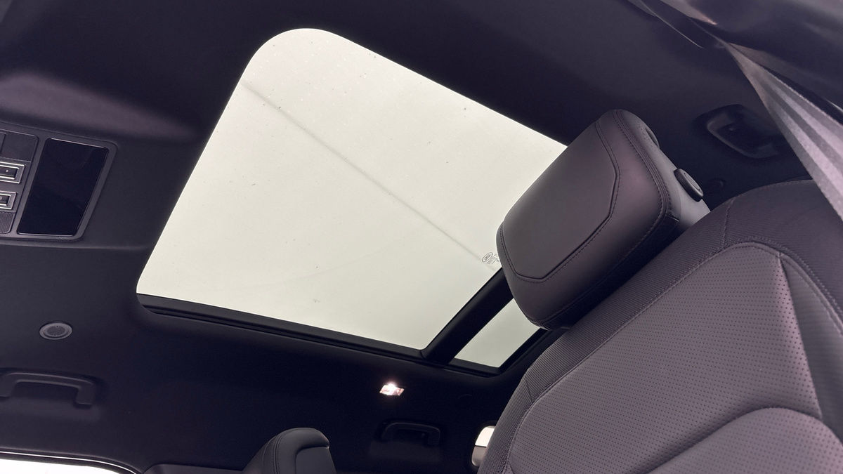 Land Rover Defender 110 Image 6