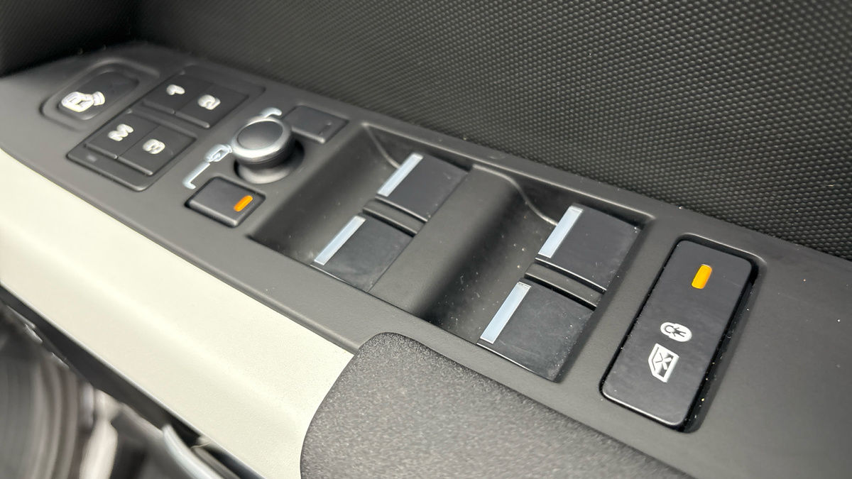Land Rover Defender 110 Image 28