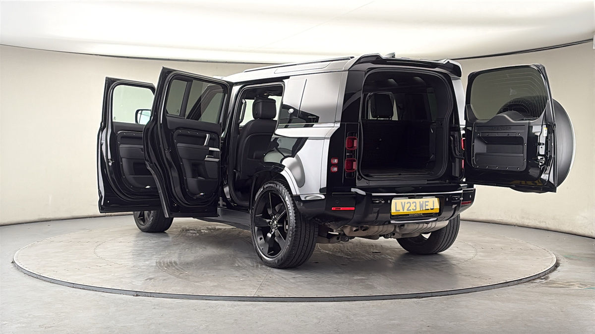 Land Rover Defender 110 Image 23