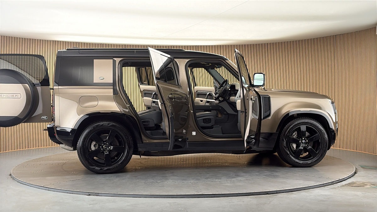 More views of Land Rover Defender 110