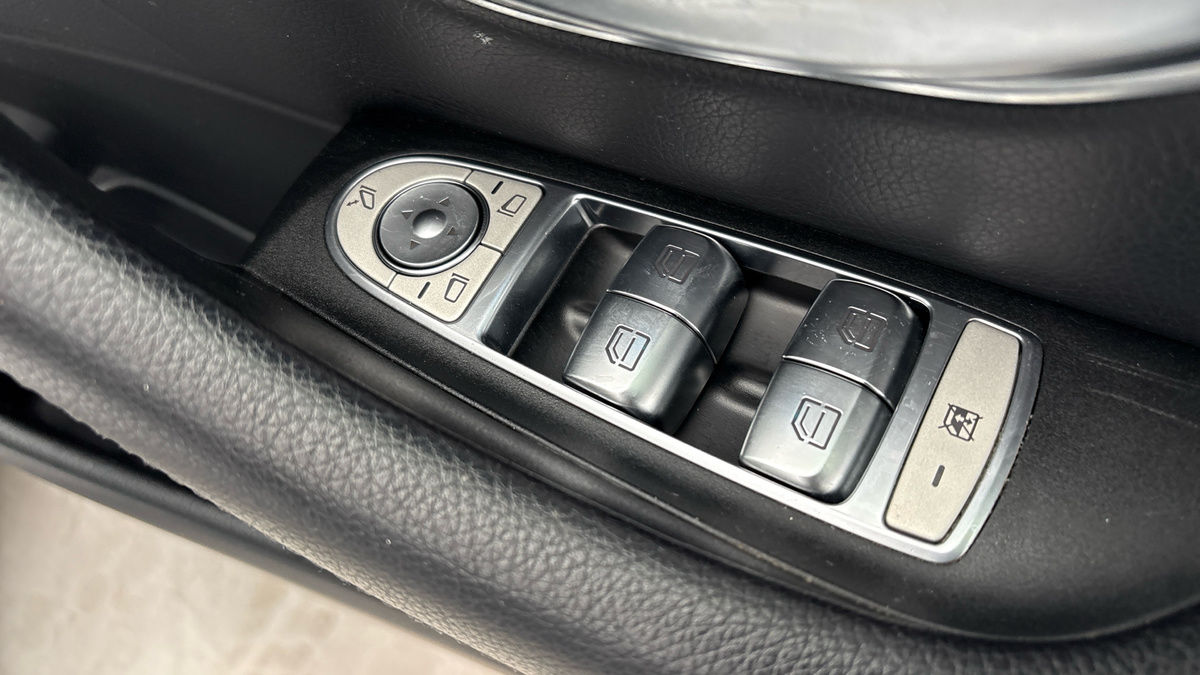 Mercedes-Benz E Class Image 28