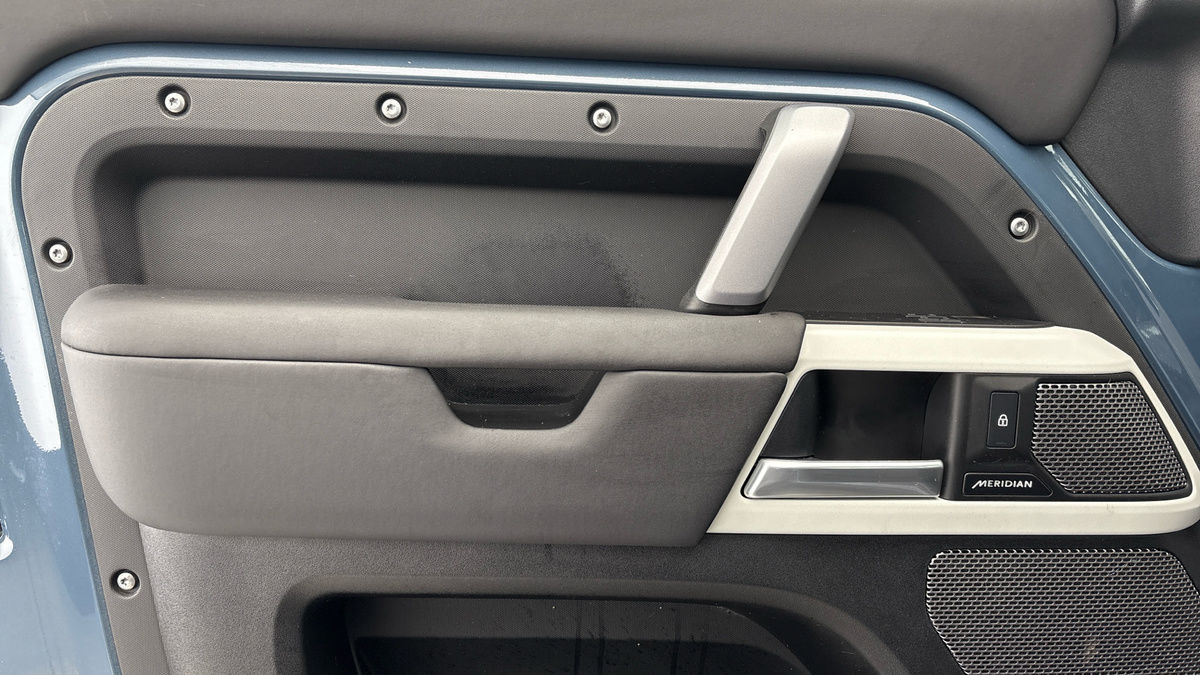 Land Rover Defender 110 Image 19