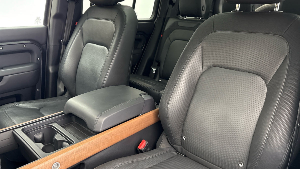 Land Rover Defender 110 Image 7