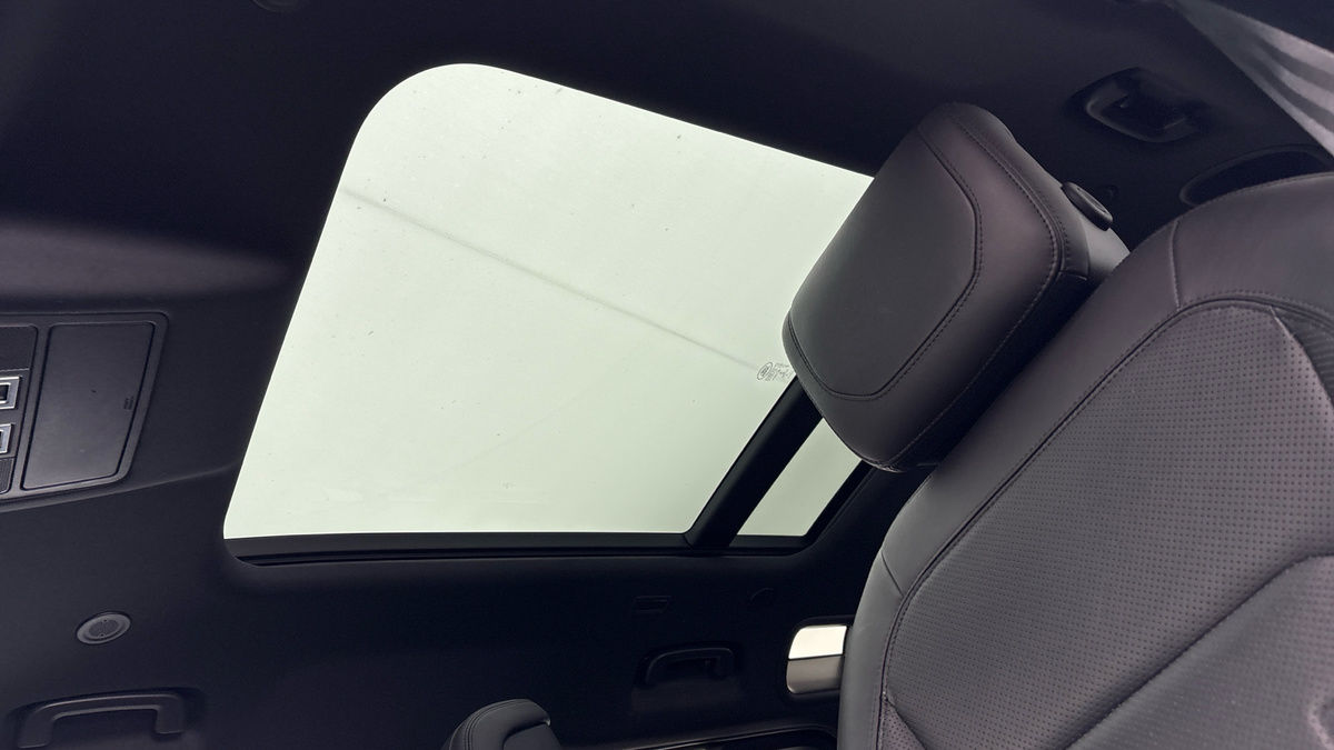 Land Rover Defender 110 Image 6