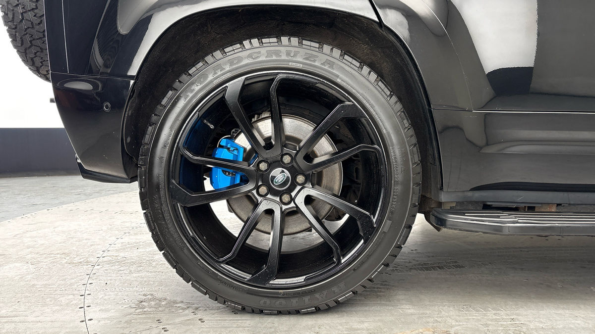 Land Rover Defender 110 Image 10