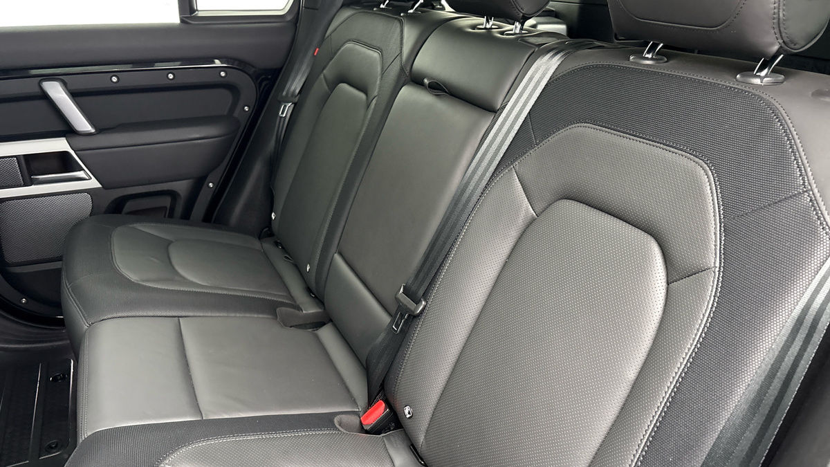 Land Rover Defender 110 Image 8