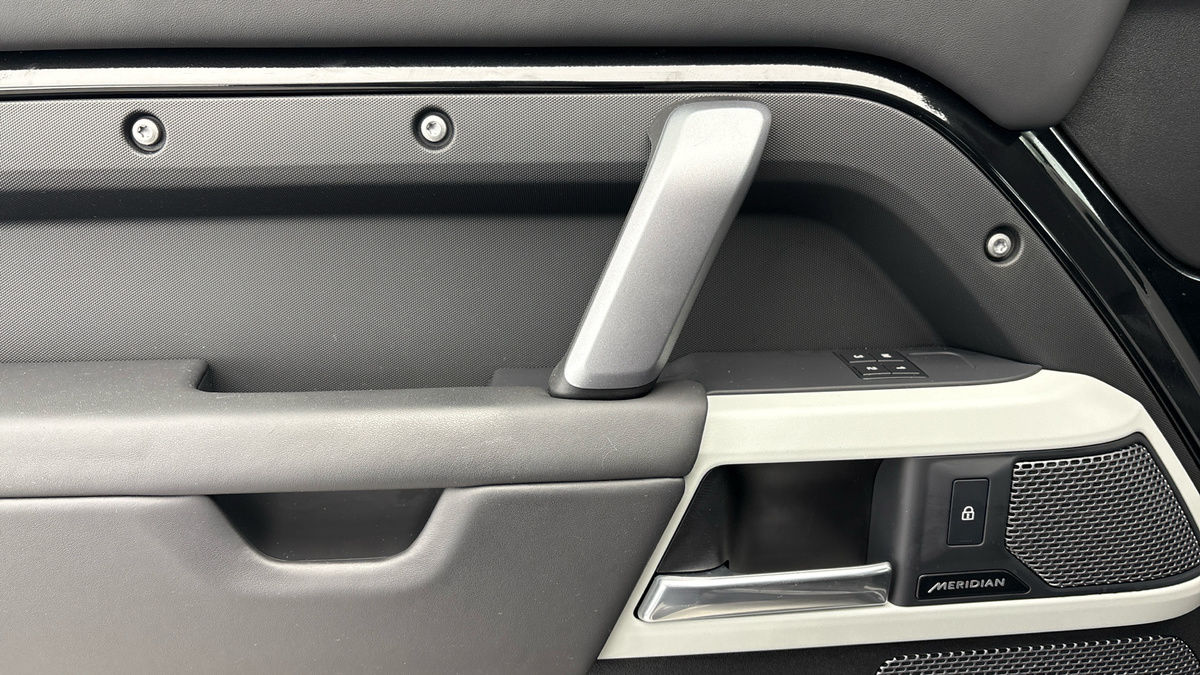 Land Rover Defender 110 Urban Image 19