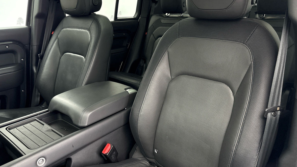 Land Rover Defender 130 Image 7