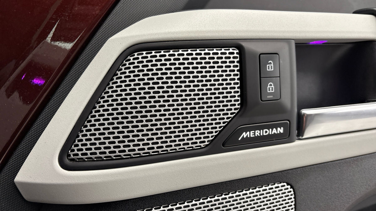 Land Rover Defender 130 Image 25