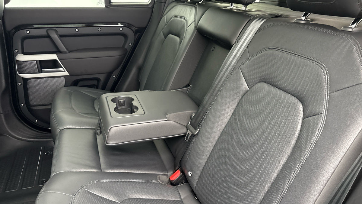 Land Rover Defender 110 Image 9