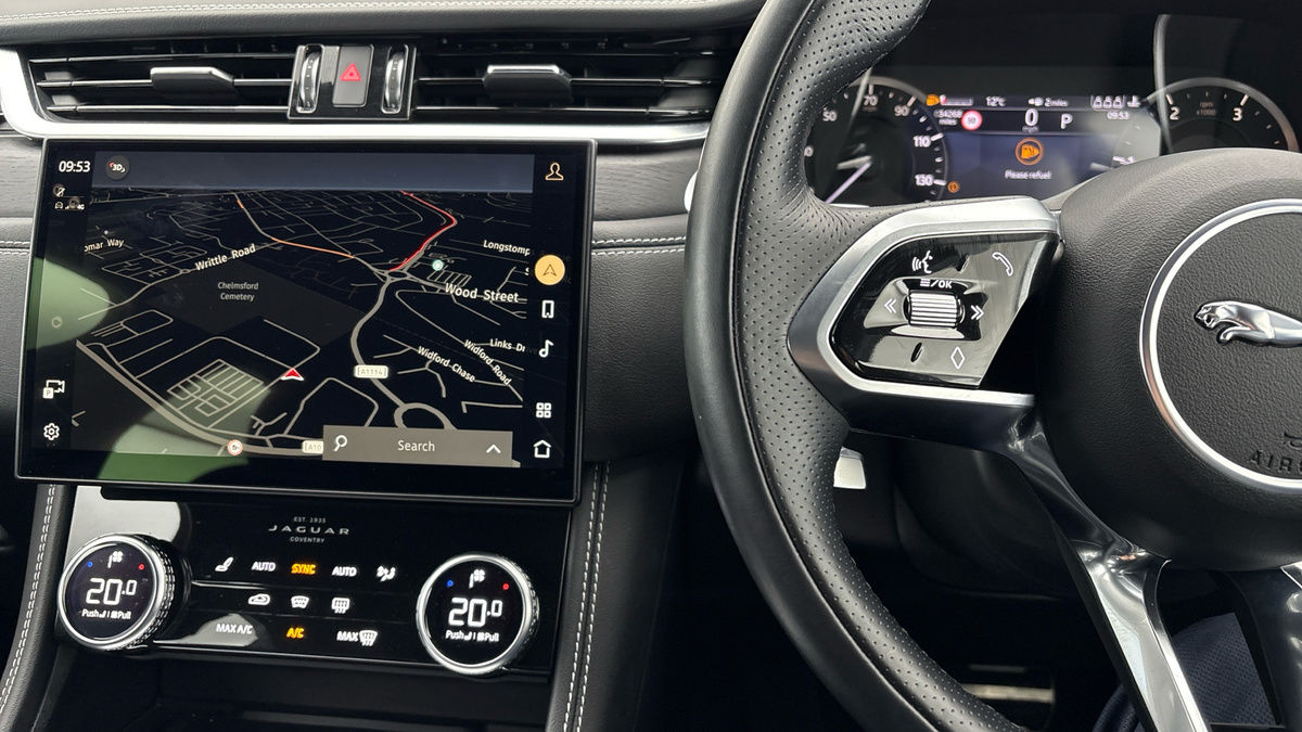 Jaguar F-PACE Image 13