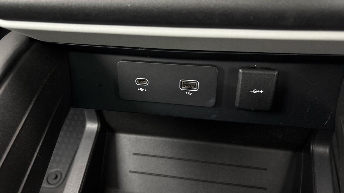 Land Rover Defender 130 Image 28