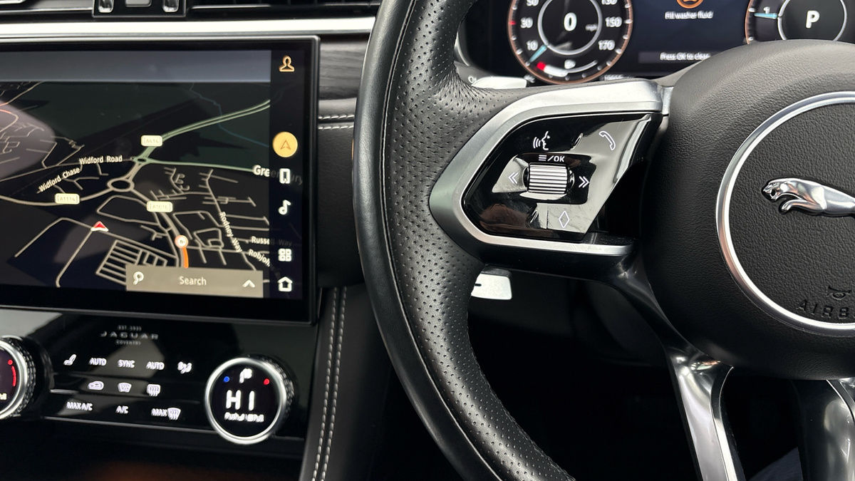 Jaguar F-PACE Image 13