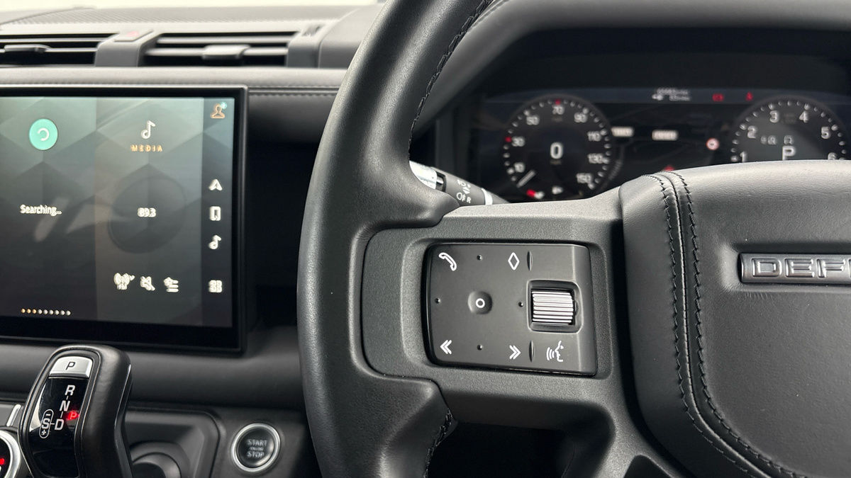 Land Rover Defender 110 Image 13