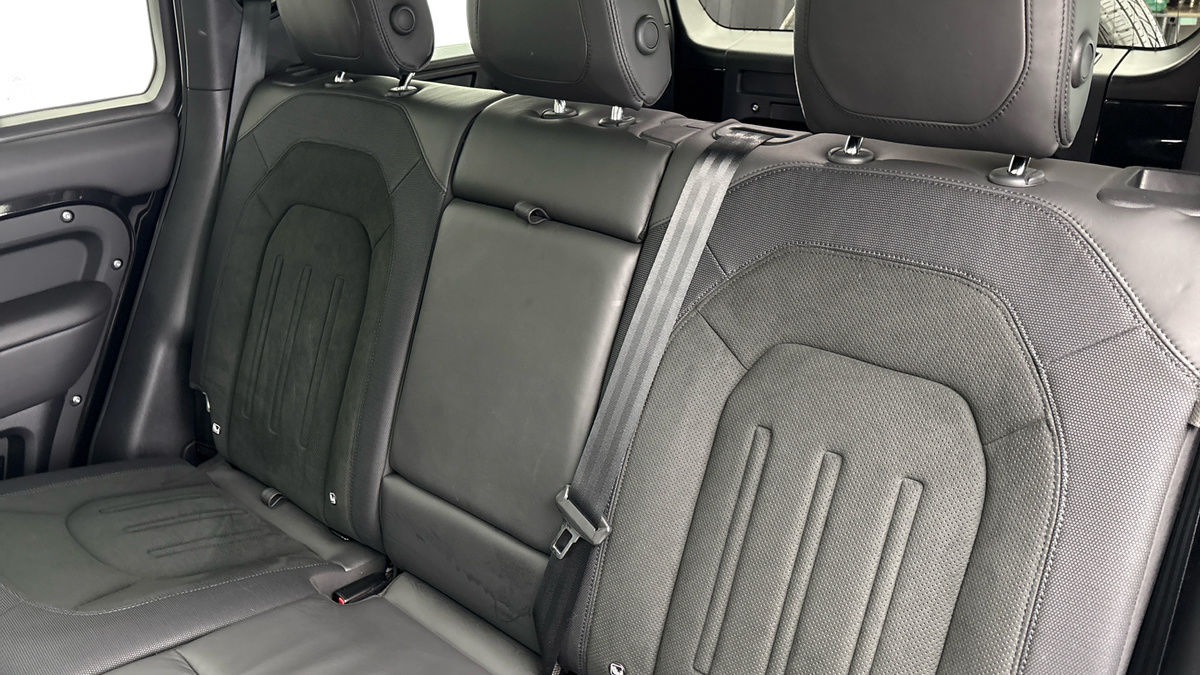 Land Rover Defender 110 Image 8