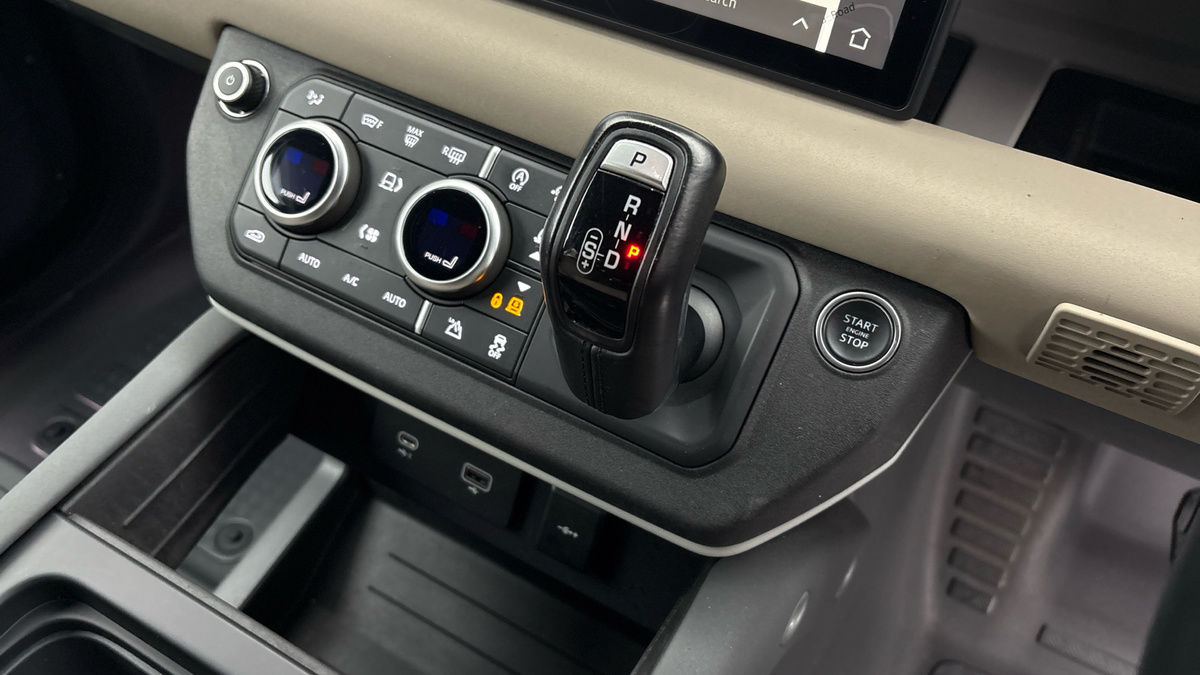 Land Rover Defender 110 Image 6