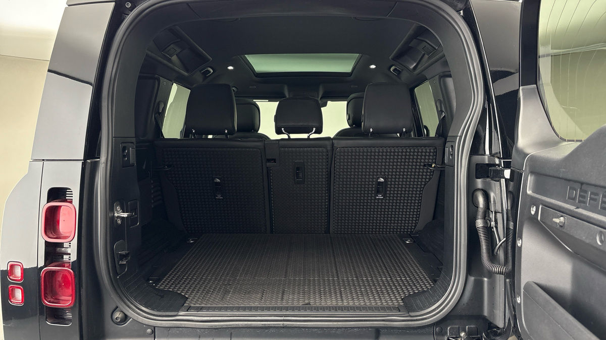 Land Rover Defender 110 Image 11